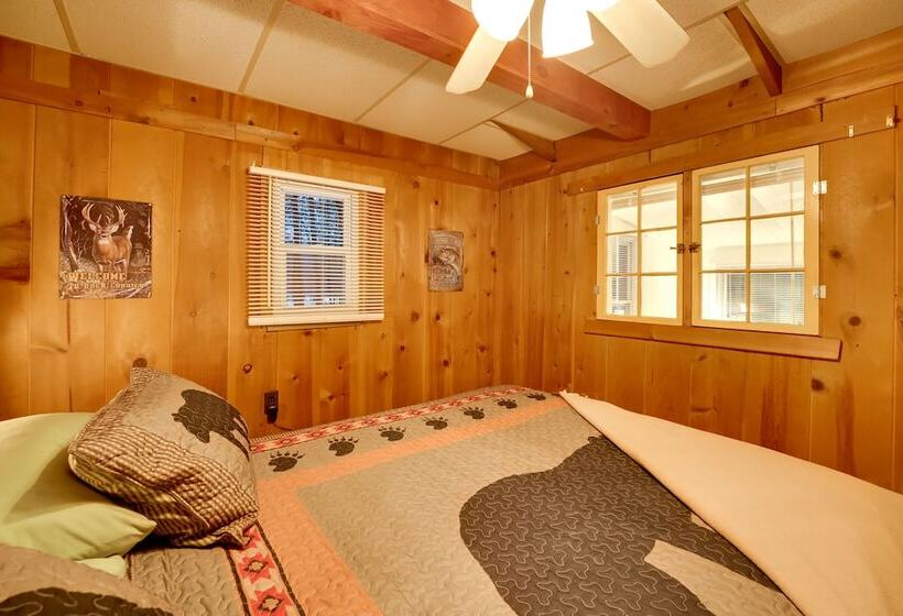 Cozy Cabin In Irons W/ Game Room: Dogs Welcome!