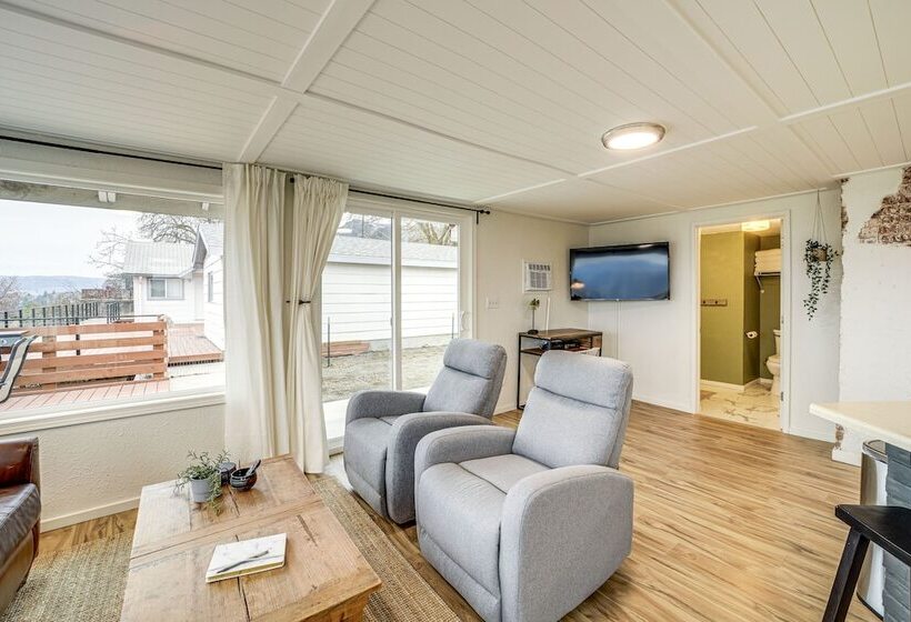 Cozy Grand Coulee Home W/ Deck & Views!