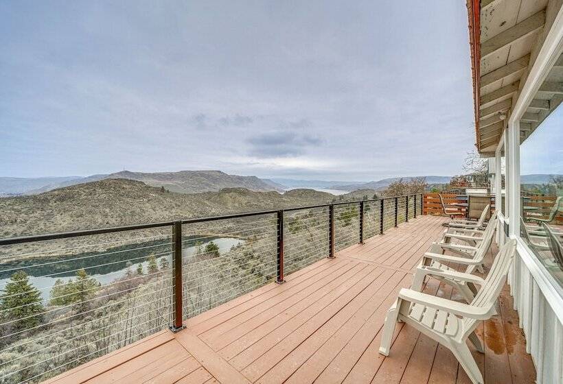 Cozy Grand Coulee Home W/ Deck & Views!