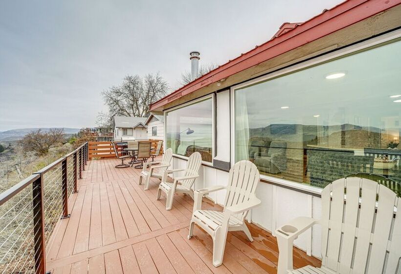 Cozy Grand Coulee Home W/ Deck & Views!
