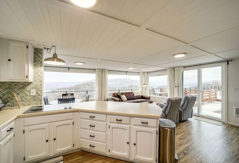 Cozy Grand Coulee Home W/ Deck & Views!
