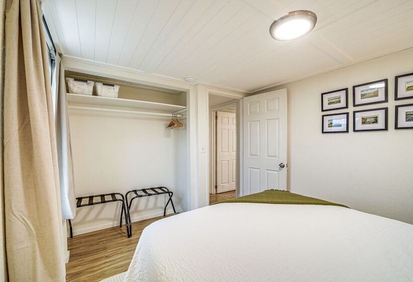 Cozy Grand Coulee Home W/ Deck & Views!