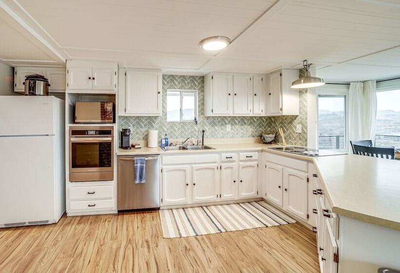 Cozy Grand Coulee Home W/ Deck & Views!