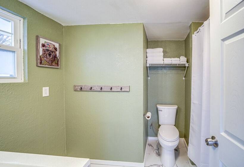 Cozy Grand Coulee Home W/ Deck & Views!