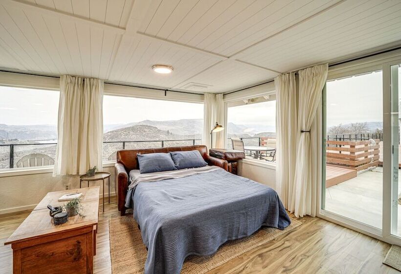 Cozy Grand Coulee Home W/ Deck & Views!