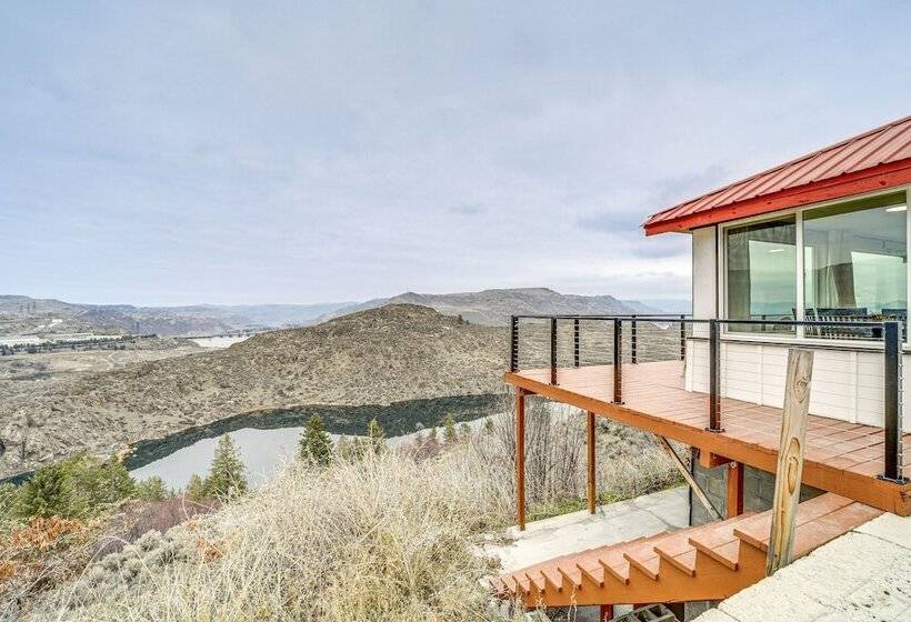 Cozy Grand Coulee Home W/ Deck & Views!