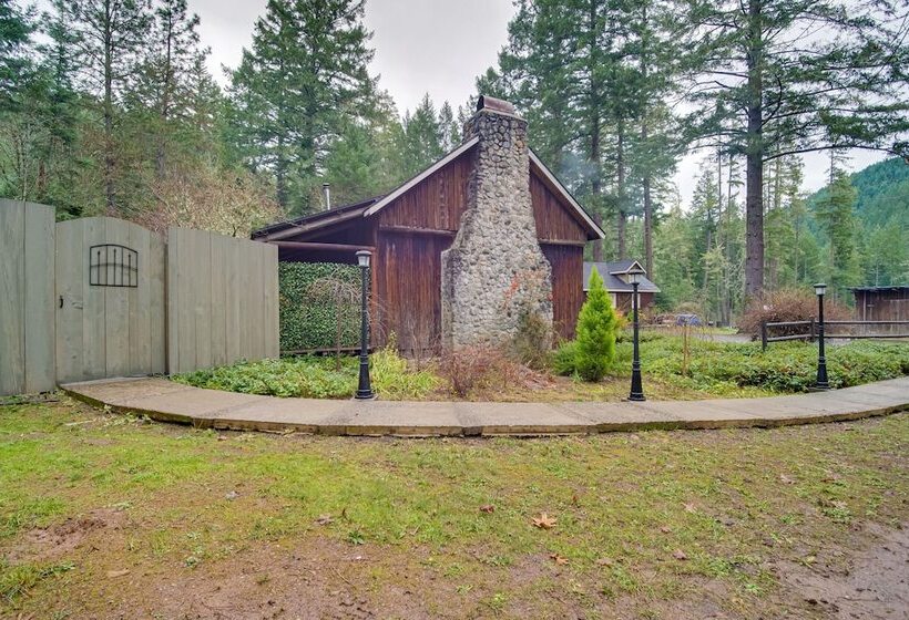 Cozy, Historic Wolf Creek Cabin Near Hiking