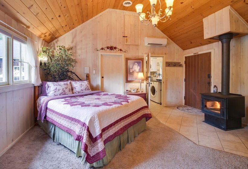 Cozy, Historic Wolf Creek Cabin Near Hiking