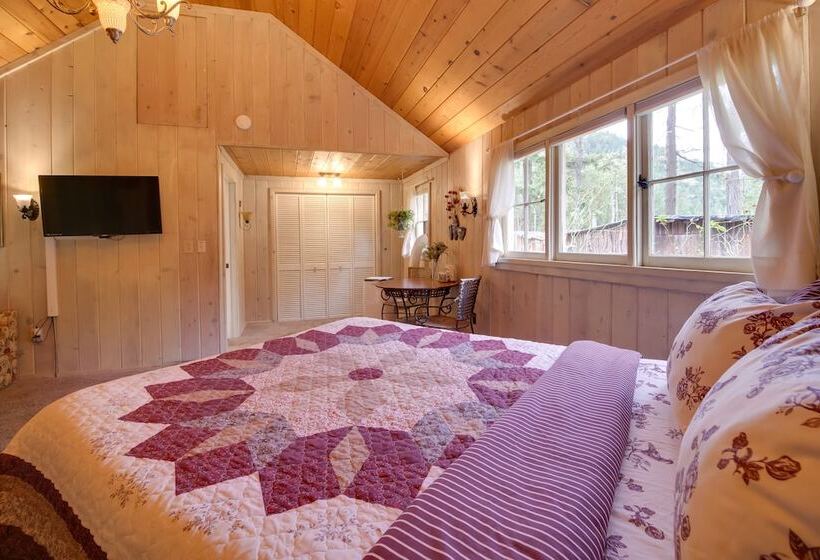 Cozy, Historic Wolf Creek Cabin Near Hiking