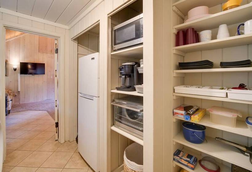 Cozy, Historic Wolf Creek Cabin Near Hiking