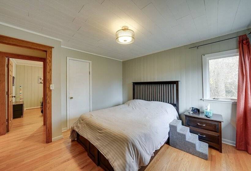 Cozy Lisle Home W/ Fenced Backyard: Pets Welcome!