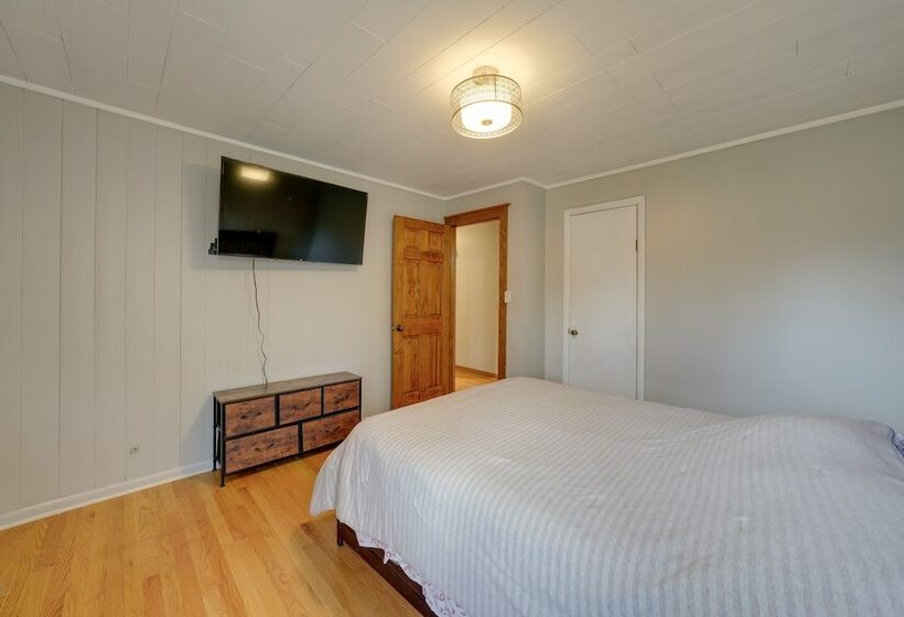 Cozy Lisle Home W/ Fenced Backyard: Pets Welcome!