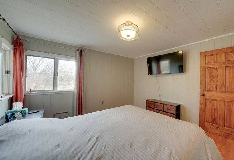 Cozy Lisle Home W/ Fenced Backyard: Pets Welcome!