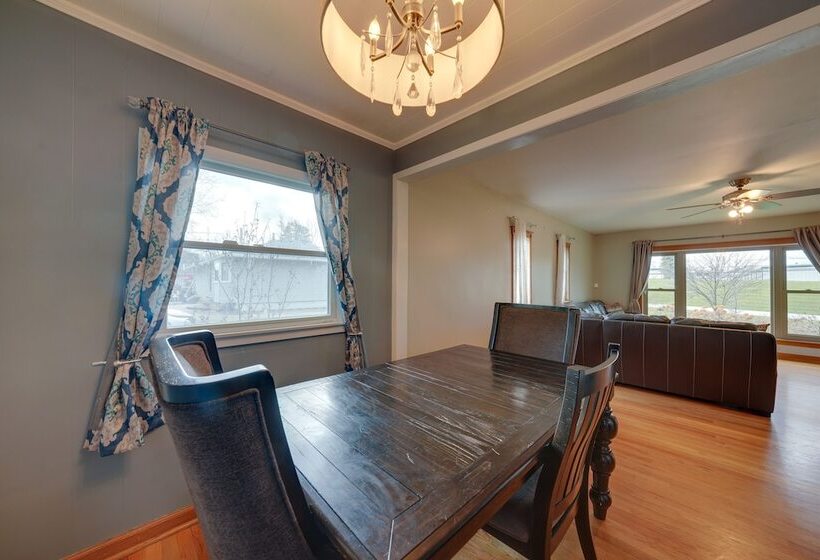 Cozy Lisle Home W/ Fenced Backyard: Pets Welcome!