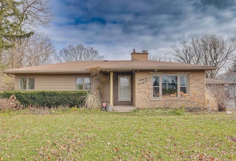Cozy Lisle Home W/ Fenced Backyard: Pets Welcome!