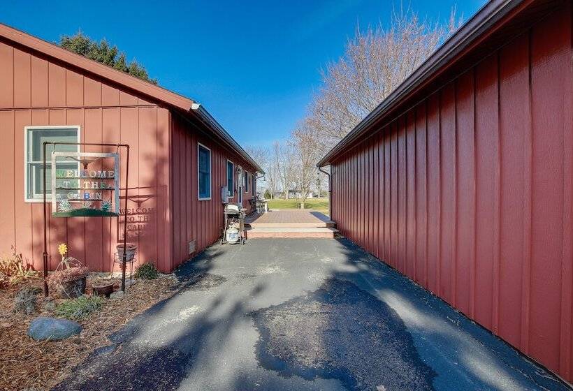 Cozy Markesan Cabin ~ 2 Mi To Green Lake Access!