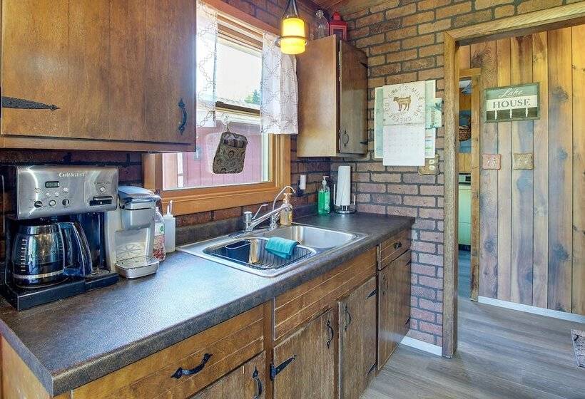 Cozy Markesan Cabin ~ 2 Mi To Green Lake Access!