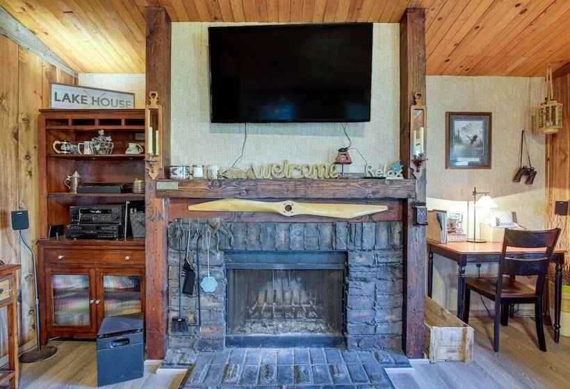 Cozy Markesan Cabin ~ 2 Mi To Green Lake Access!
