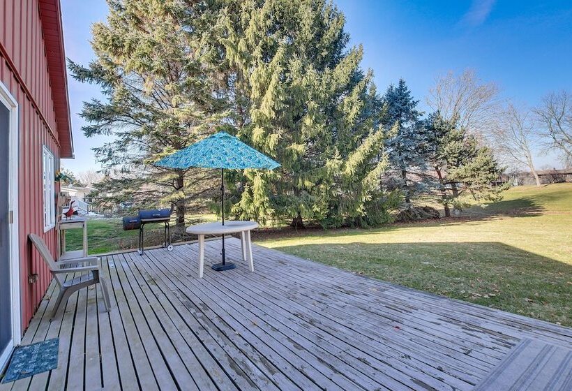 Cozy Markesan Cabin ~ 2 Mi To Green Lake Access!