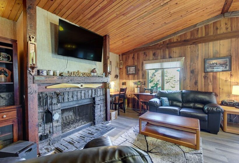 Cozy Markesan Cabin ~ 2 Mi To Green Lake Access!