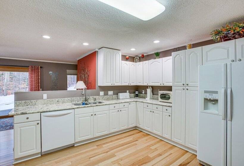 Cozy Michigan Retreat Near Sleeping Bear Dunes!