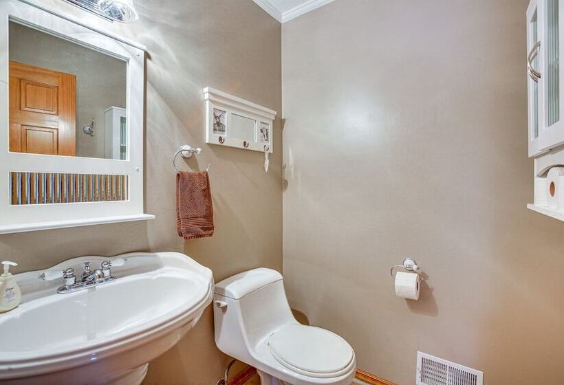 Cozy Michigan Retreat Near Sleeping Bear Dunes!