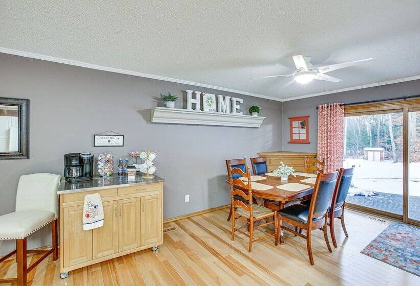 Cozy Michigan Retreat Near Sleeping Bear Dunes!