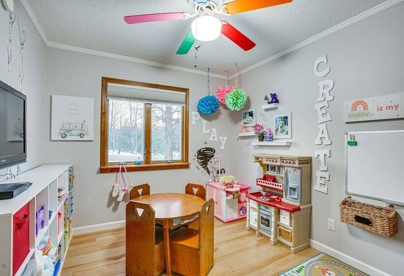 Cozy Michigan Retreat Near Sleeping Bear Dunes!