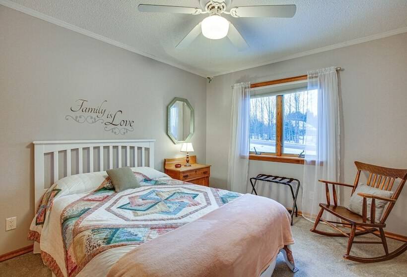 Cozy Michigan Retreat Near Sleeping Bear Dunes!