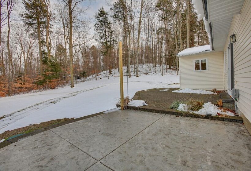 Cozy Michigan Retreat Near Sleeping Bear Dunes!