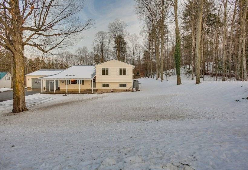 Cozy Michigan Retreat Near Sleeping Bear Dunes!