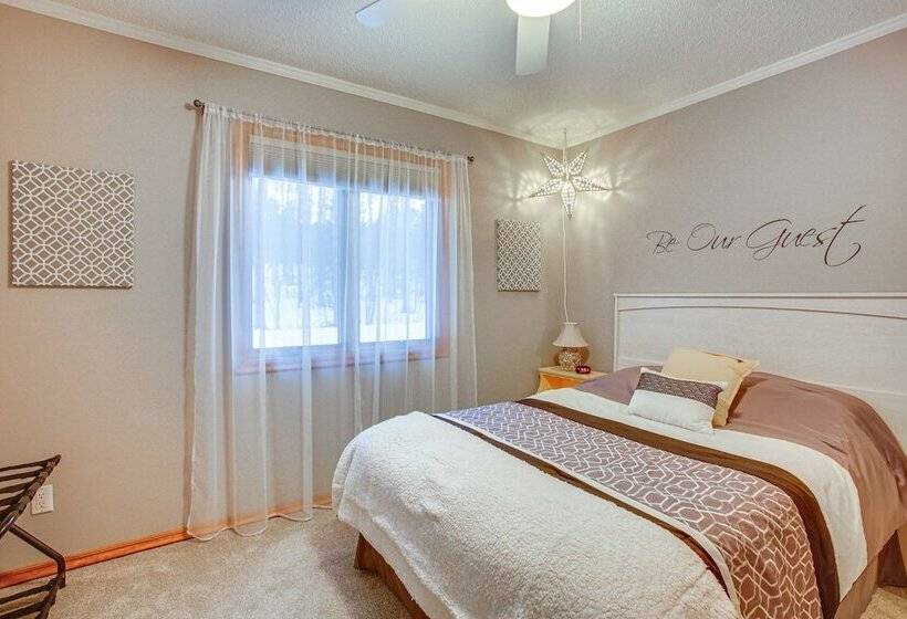 Cozy Michigan Retreat Near Sleeping Bear Dunes!