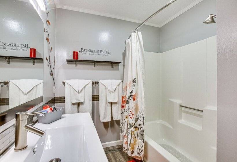 Cozy Michigan Retreat Near Sleeping Bear Dunes!