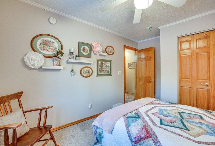 Cozy Michigan Retreat Near Sleeping Bear Dunes!