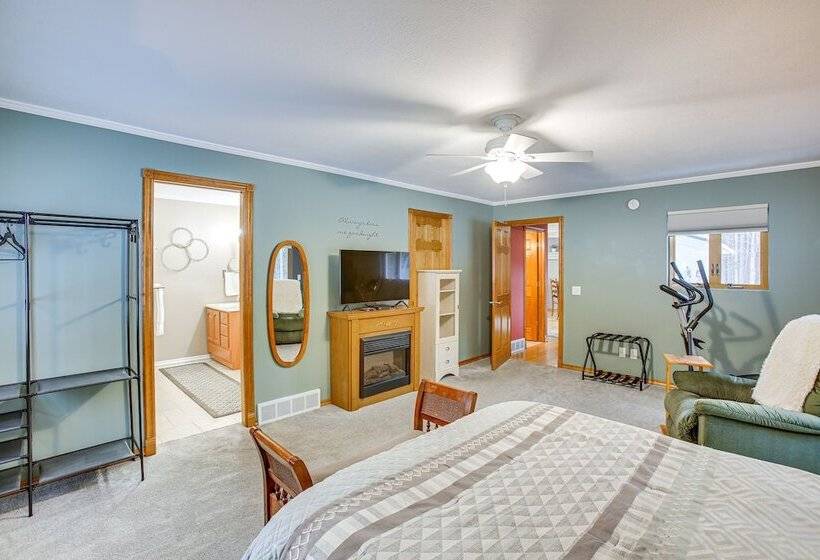 Cozy Michigan Retreat Near Sleeping Bear Dunes!