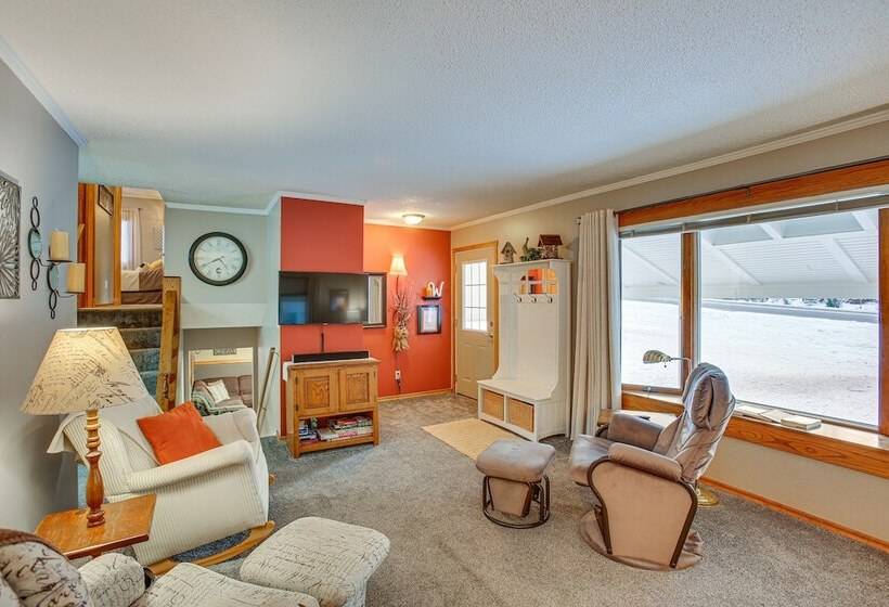 Cozy Michigan Retreat Near Sleeping Bear Dunes!