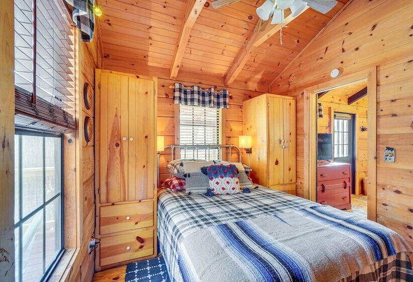 Cozy Sevierville Cabin W/ Private Hot Tub + Deck