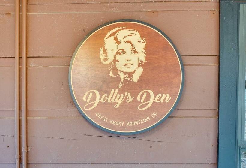 Cozy Sevierville Cabin W/ Private Hot Tub + Deck