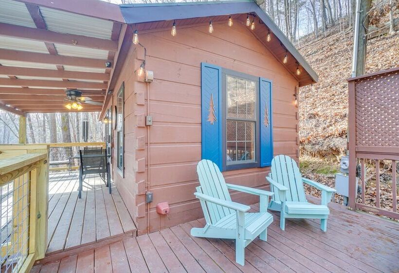 Cozy Sevierville Cabin W/ Private Hot Tub + Deck