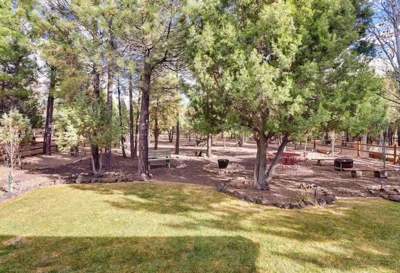 Cozy Show Low Cabin W/ Backyard ~ 3 Mi To Lake!