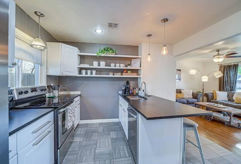 Cozy Tulsa Home W/ Deck ~ 4 Mi To Downtown!