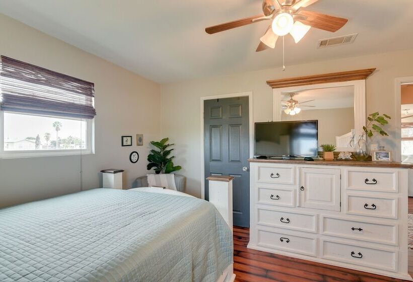 Crystal Beach Home: 1 Mi To The Sand!