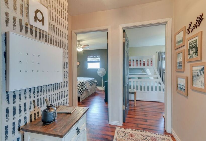 Crystal Beach Home: 1 Mi To The Sand!