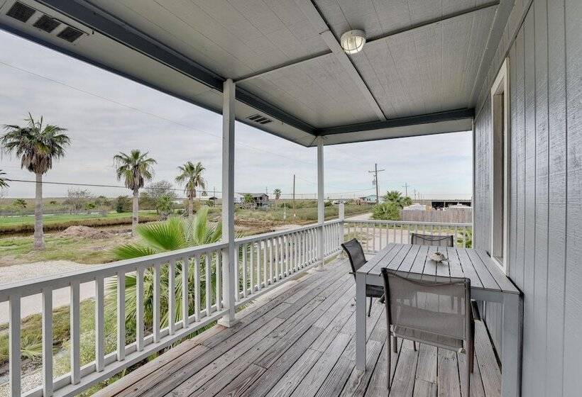 Crystal Beach Home: 1 Mi To The Sand!