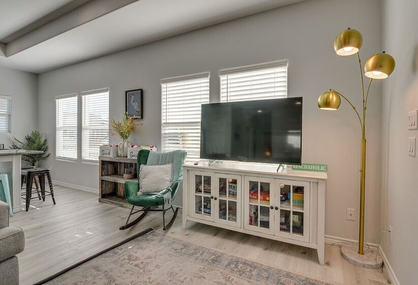 Crystal Beach Home W/ Covered Patio: Pets Welcome!