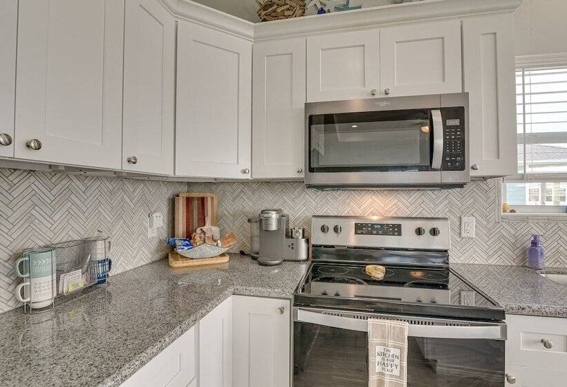 Crystal Beach Home W/ Covered Patio: Pets Welcome!