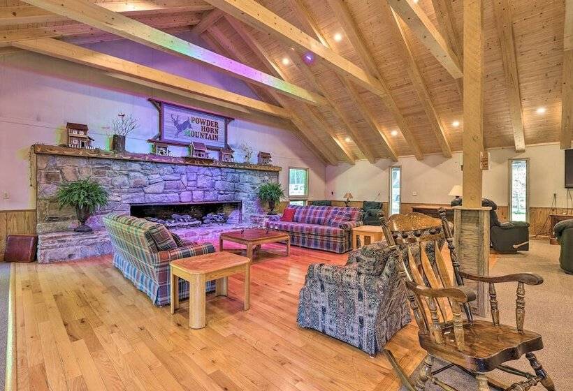 Deep Gap Cabin W/ 2 Decks & Community Amenities!