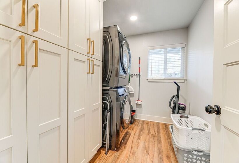 Delightful Grants Pass Home With Hot Tub!