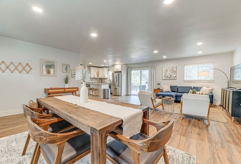 Delightful Grants Pass Home With Hot Tub!