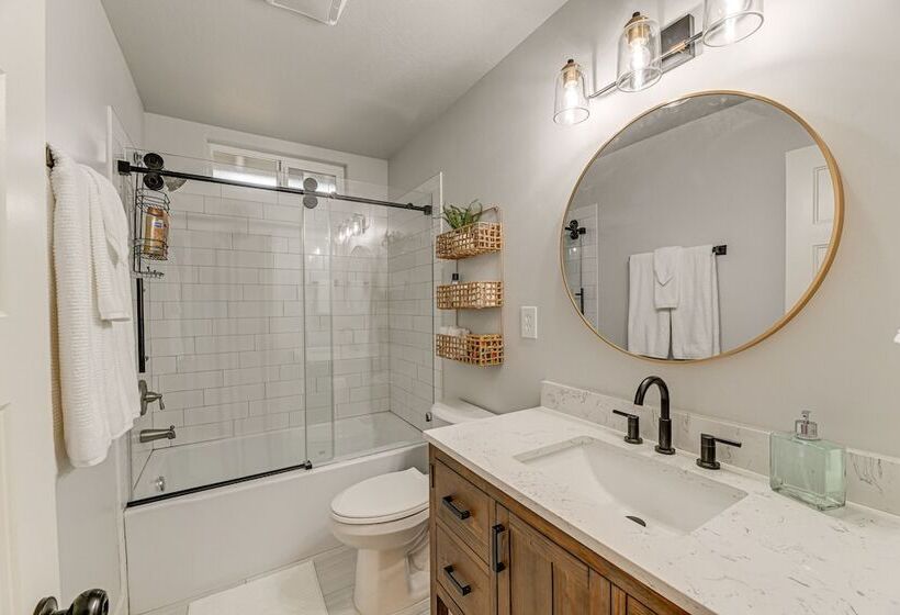 Delightful Grants Pass Home With Hot Tub!